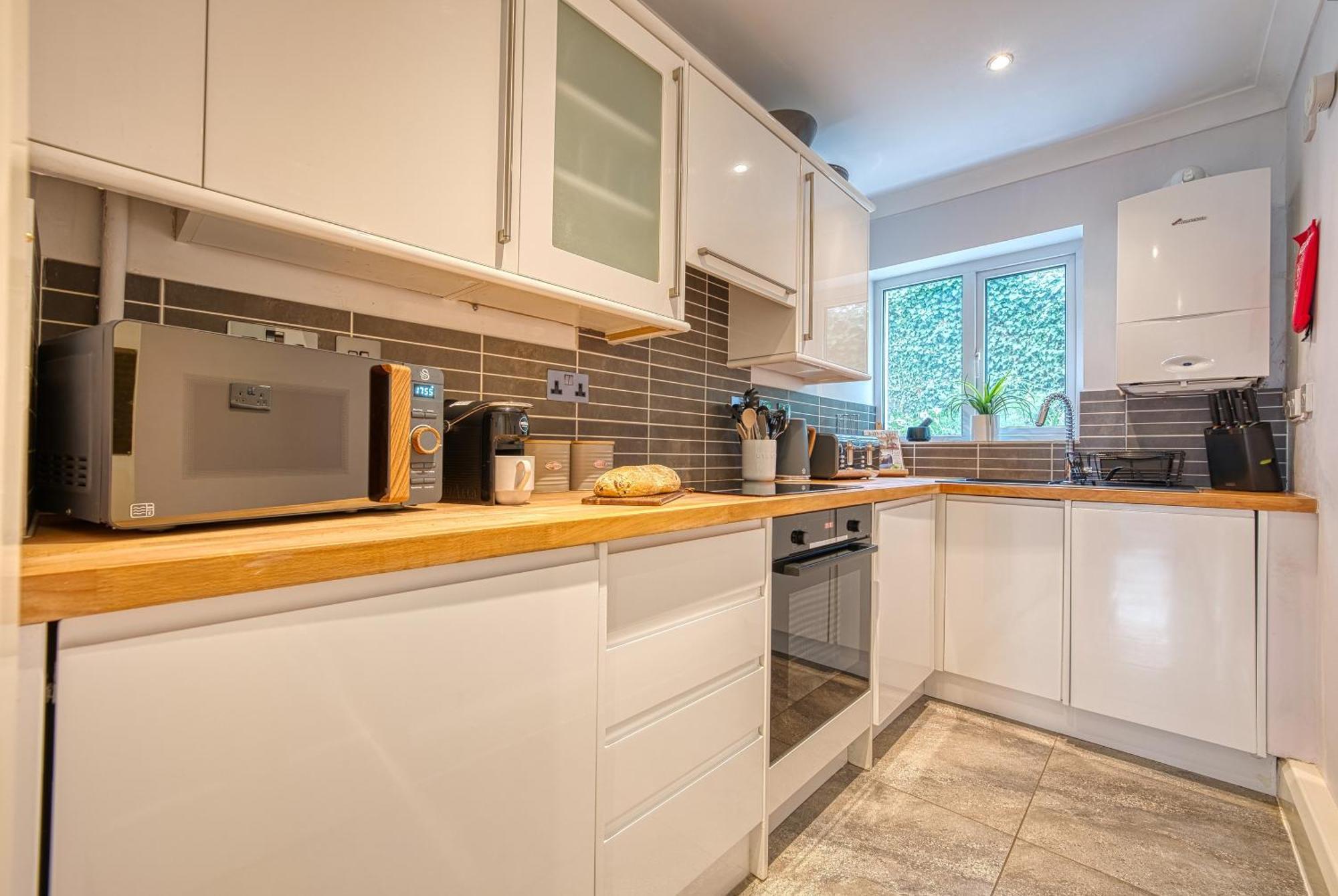 2 Bedroom Stylish Spacious Apt, Sleeps 6, Central Cheltenham, With Free Parking - By Blue Puffin Stays 외부 사진