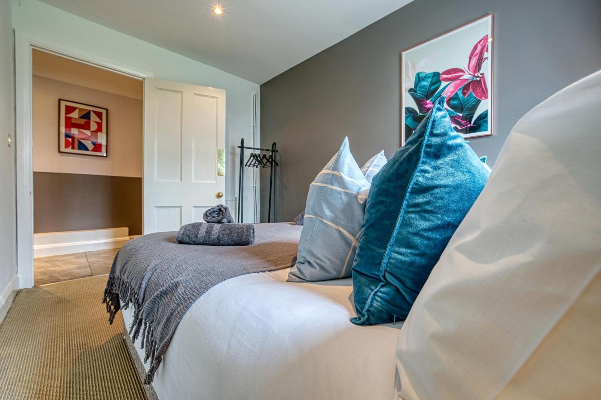 2 Bedroom Stylish Spacious Apt, Sleeps 6, Central Cheltenham, With Free Parking - By Blue Puffin Stays 외부 사진