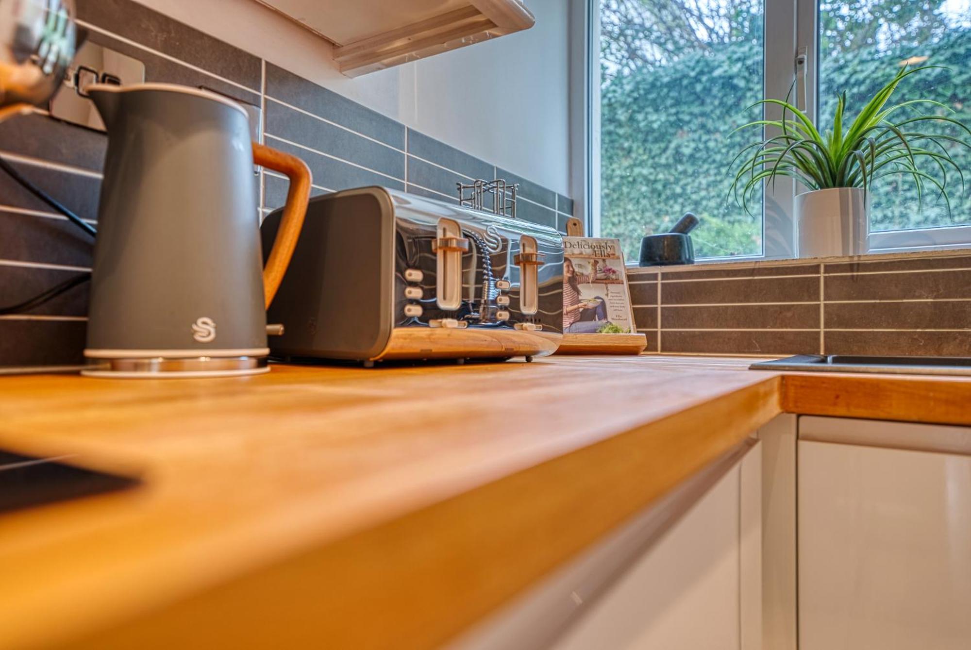 2 Bedroom Stylish Spacious Apt, Sleeps 6, Central Cheltenham, With Free Parking - By Blue Puffin Stays 외부 사진
