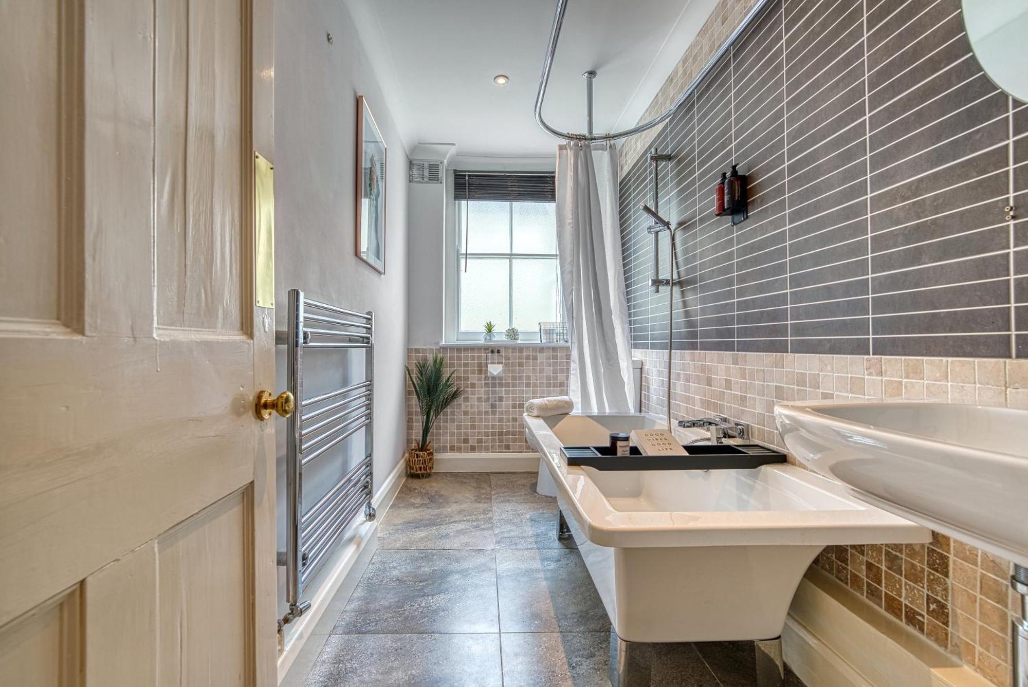 2 Bedroom Stylish Spacious Apt, Sleeps 6, Central Cheltenham, With Free Parking - By Blue Puffin Stays 외부 사진
