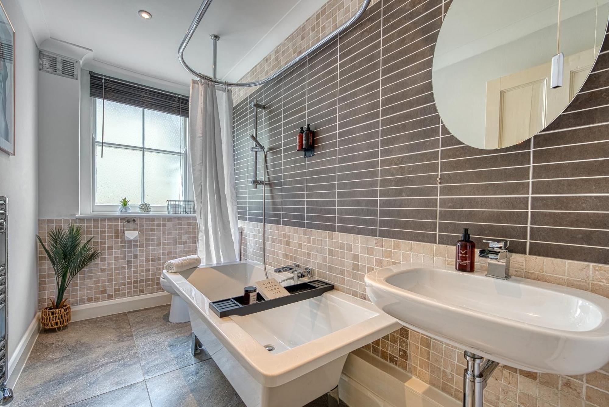 2 Bedroom Stylish Spacious Apt, Sleeps 6, Central Cheltenham, With Free Parking - By Blue Puffin Stays 외부 사진