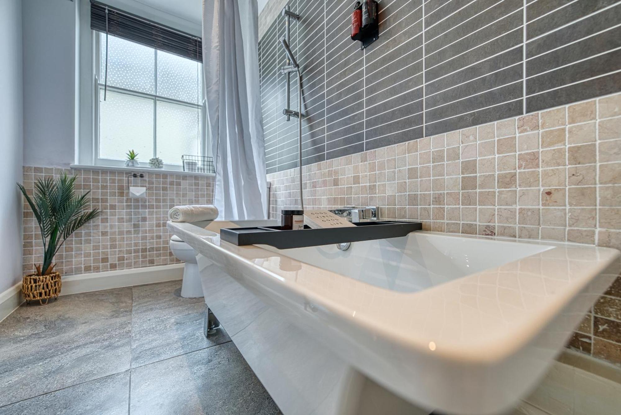 2 Bedroom Stylish Spacious Apt, Sleeps 6, Central Cheltenham, With Free Parking - By Blue Puffin Stays 외부 사진