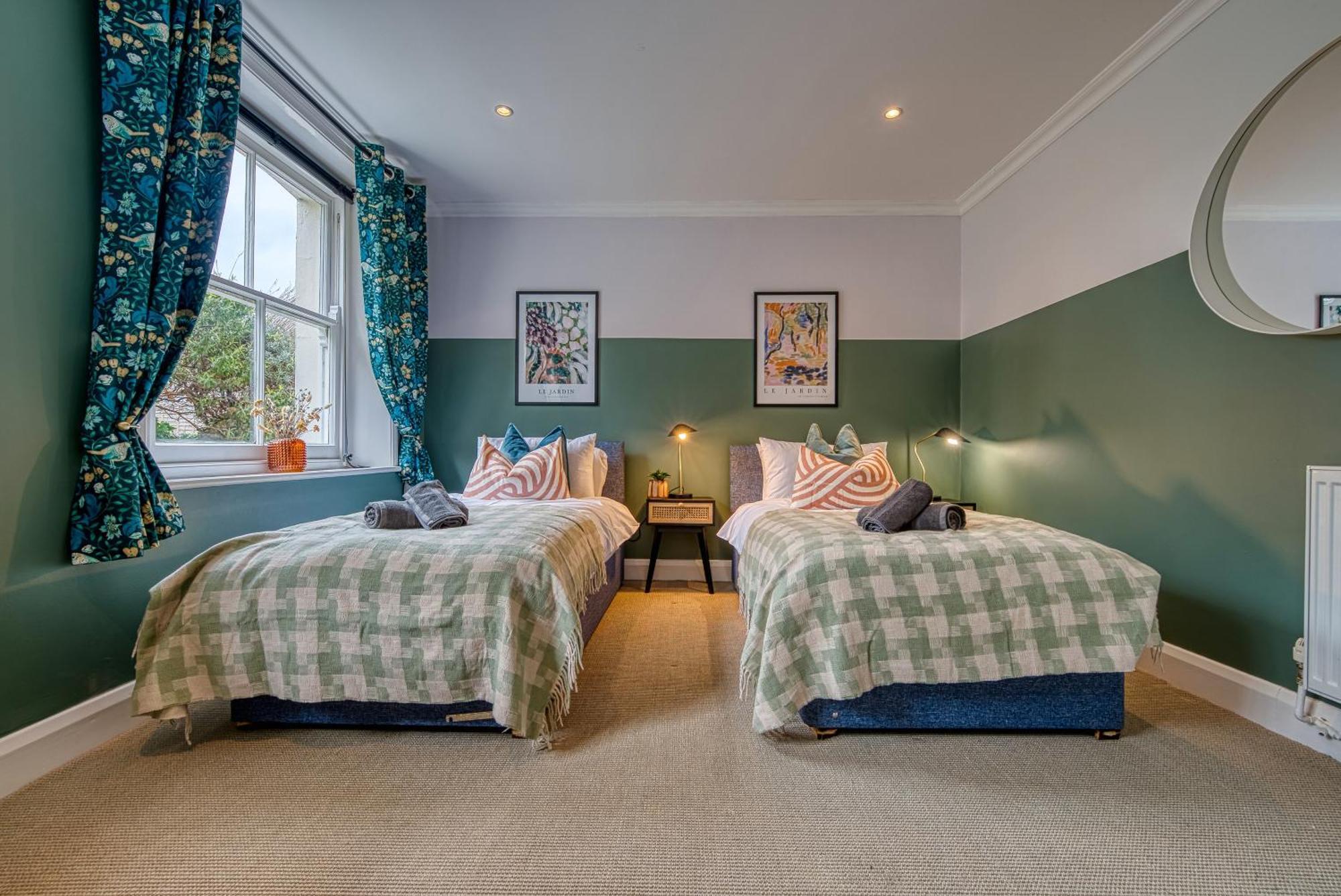2 Bedroom Stylish Spacious Apt, Sleeps 6, Central Cheltenham, With Free Parking - By Blue Puffin Stays 외부 사진