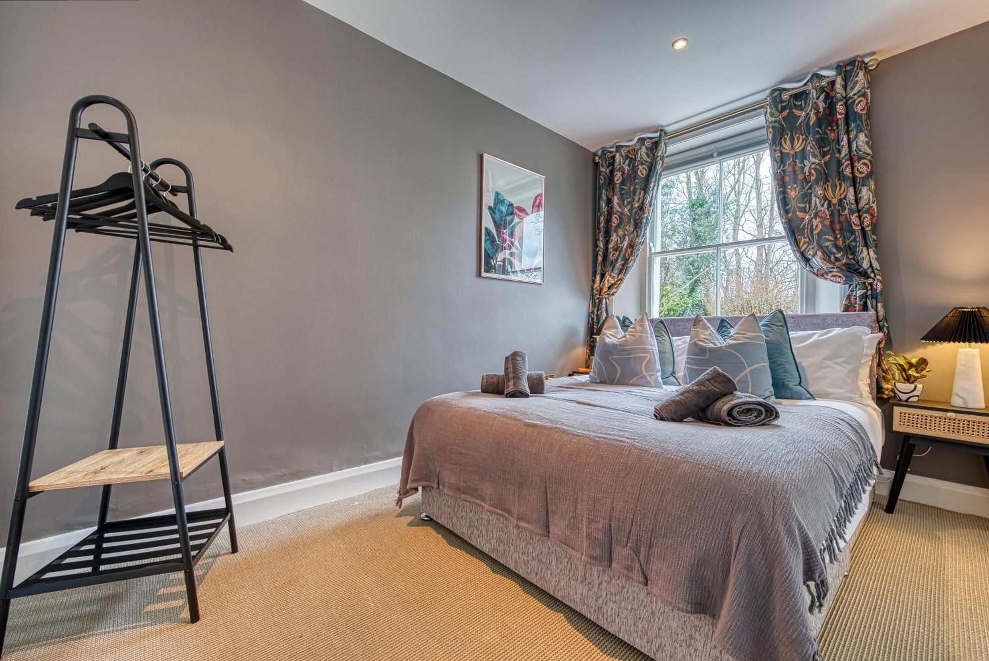 2 Bedroom Stylish Spacious Apt, Sleeps 6, Central Cheltenham, With Free Parking - By Blue Puffin Stays 외부 사진