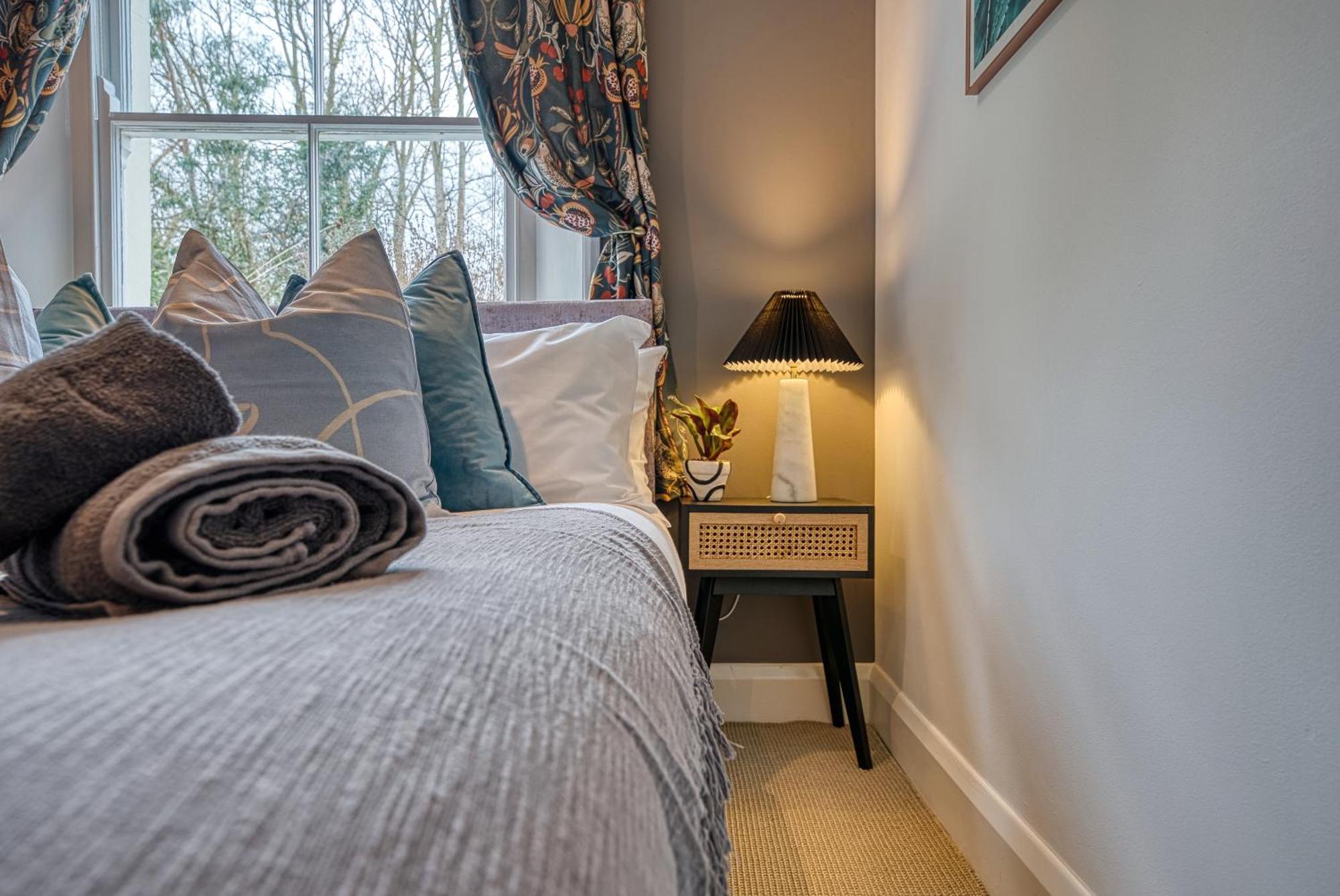 2 Bedroom Stylish Spacious Apt, Sleeps 6, Central Cheltenham, With Free Parking - By Blue Puffin Stays 외부 사진