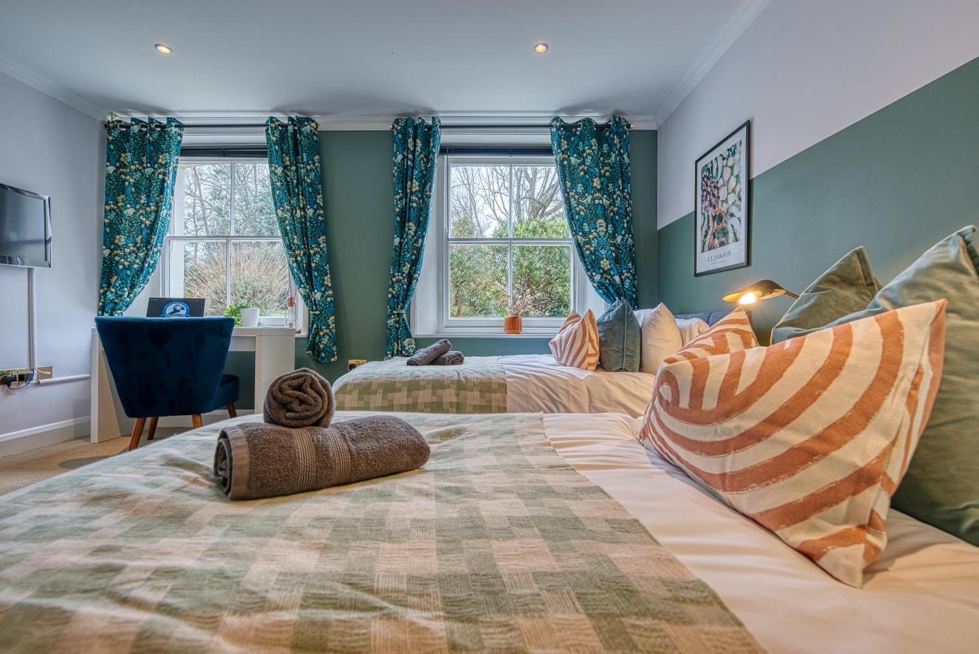 2 Bedroom Stylish Spacious Apt, Sleeps 6, Central Cheltenham, With Free Parking - By Blue Puffin Stays 외부 사진