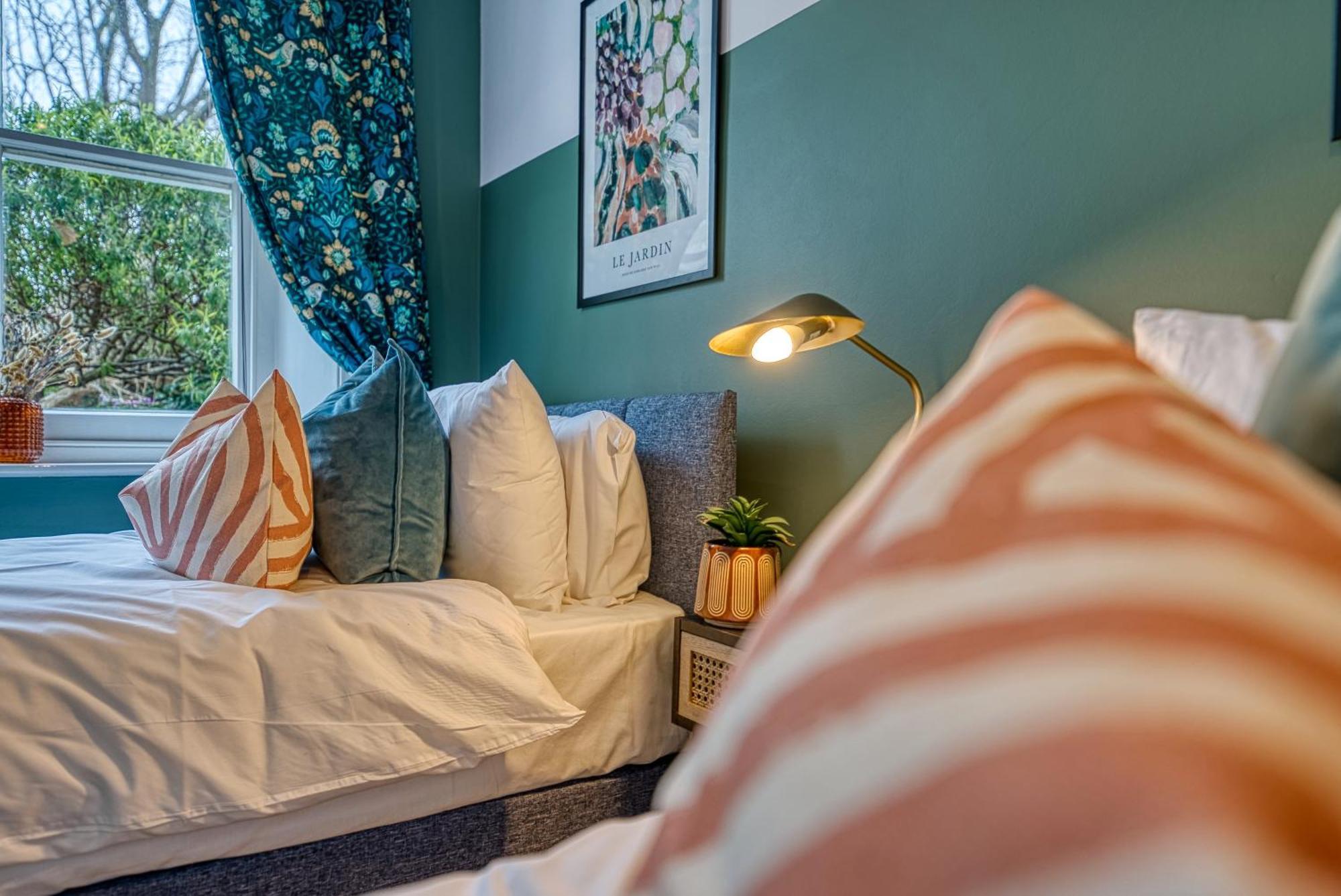 2 Bedroom Stylish Spacious Apt, Sleeps 6, Central Cheltenham, With Free Parking - By Blue Puffin Stays 외부 사진